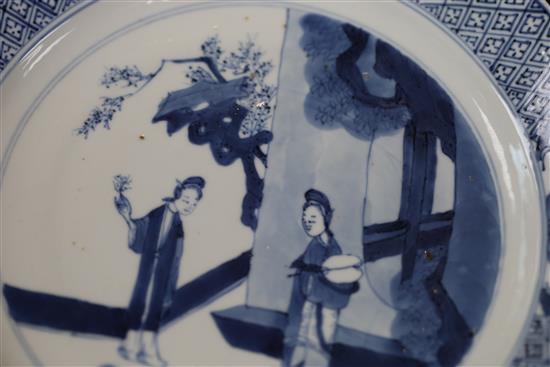 A pair of Chinese blue and white ladies plates, Kangxi period, Diam.21cm